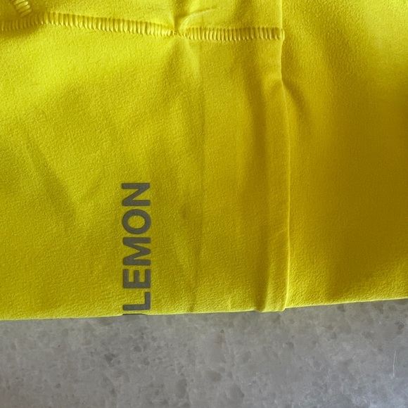 Lululemon must over windbreaker sonic yellow sz 4 read flaws - Picture 6 of 6